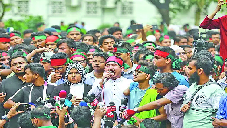 বিক্ষোভের মুখে হাইকোর্টের ১২ বিচারপতিকে বিচারকাজ থেকে বিরত রাখা হচ্ছে