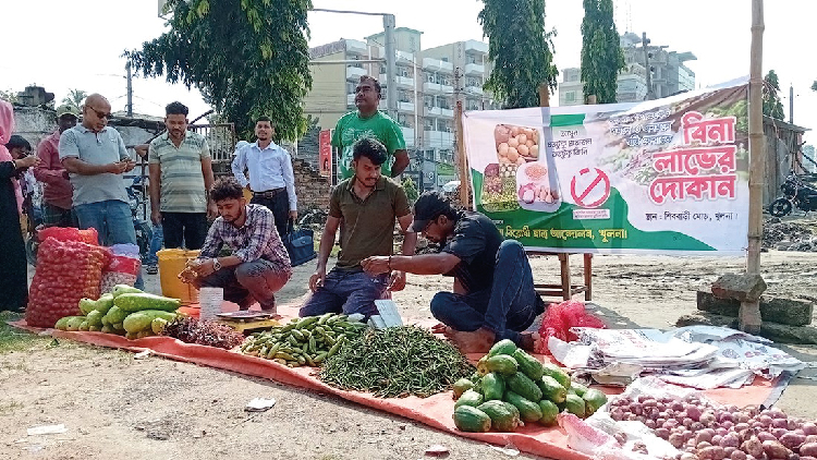 সিন্ডিকেট রুখতে বিনা লাভের দোকান