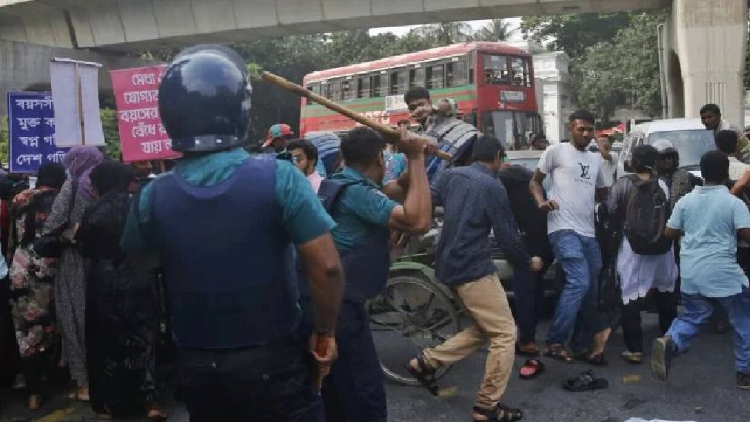 জলকামান ও লাঠিচার্জে ছত্রভঙ্গ আন্দোলনরত ৩৫ প্রত্যাশীরা