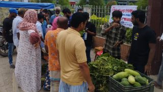 কুমিল্লায় সিন্ডিকেট ভাঙতে ন্যায্যমূল্যে সবজি বিক্রি শিক্ষার্থীদের