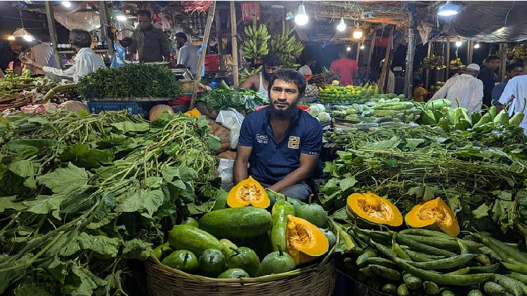 বাজারে সবজির দাম চড়া 