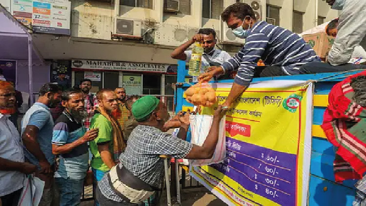 টিসিবির পণ্য কিনতে ক্রেতাদের সারি দীর্ঘ, ট্রাকে পণ্য কম