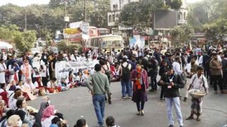 সারজিসের আশ্বাসে সড়ক অবরোধ তুলে নিলেন ট্রেইনি চিকিৎসকরা