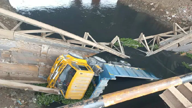 মালবোঝাই ট্রাকসহ সেতু ভেঙে পড়ল তুরাগ নদে