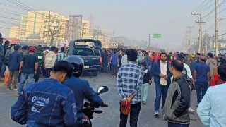 গাজীপুরে বেতন বৃদ্ধির দাবিতে শ্রমিকদের এক ঘণ্টা সড়ক অবরোধ