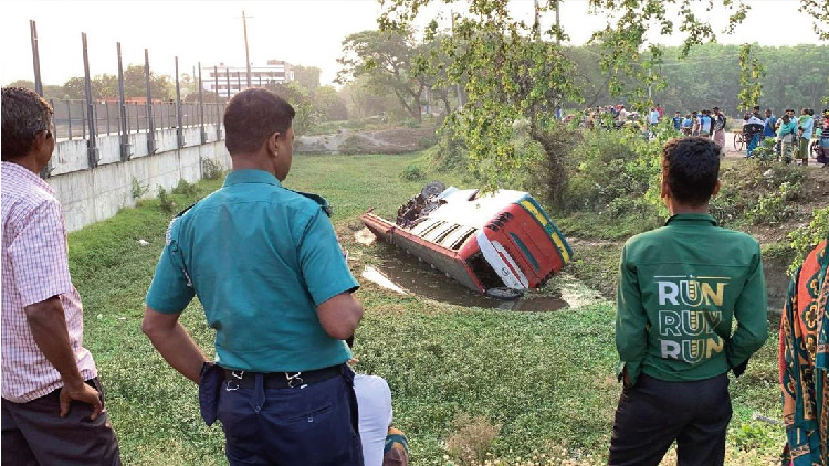 সাঈদীর কবর জিয়ারতে যাওয়ার সময় বাস-ট্রাকের ত্রিমুখী সংঘর্ষ, তিন জামায়াত কর্মী নিহত