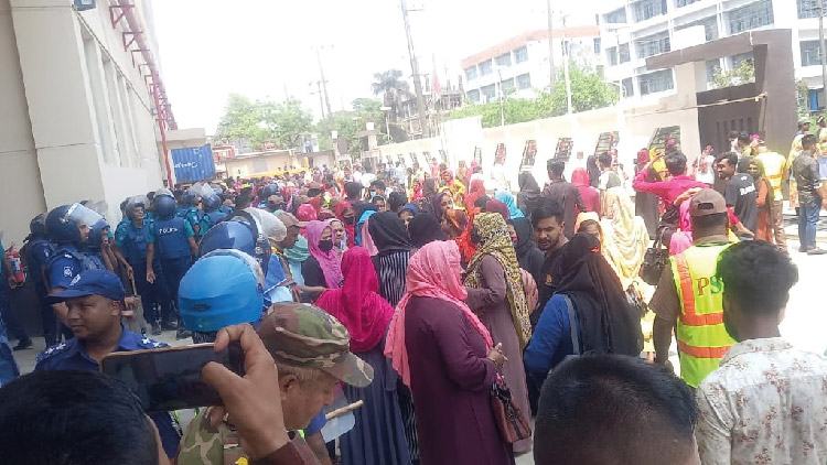 চট্টগ্রাম ইপিজেডে দুই কারখানায় হামলা-ভাঙচুর, আহত ১০
