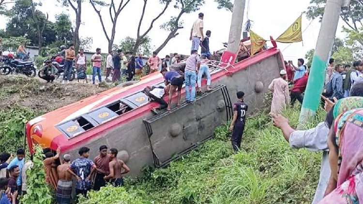 ফরিদপুরে নিয়ন্ত্রণ হারিয়ে বাস উল্টে বাবা-ছেলেসহ নিহত ৭