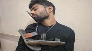 চবিতে ছাত্রলীগ কর্মীকে জুতার মালা পরিয়ে পুলিশে দিলো ছাত্রদল