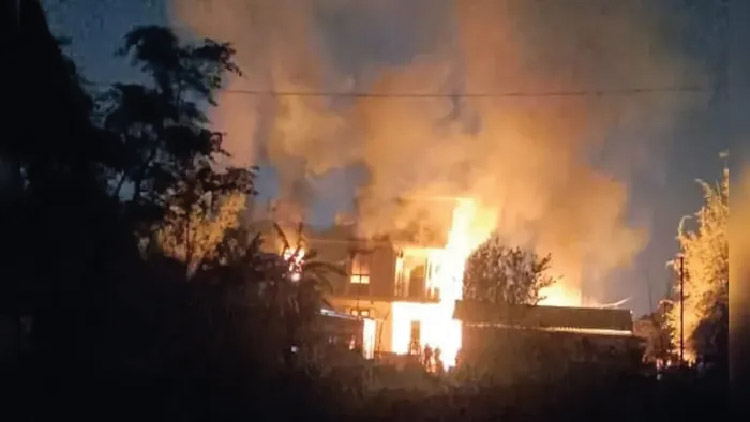 ওয়াকফ বিল পাসের বিরুদ্ধে উত্তাল মণিপুর, বিজেপি নেতার বাড়িতে আগুন